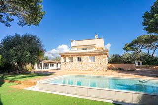 Country house  Segregacion rustica. Exclusiva villa de lujo de moderno diseño en saranjassa