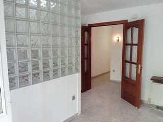 Piso  Carrer de fra jacint coma i galí. Piso de 3 habitaciones , terraza y balcón