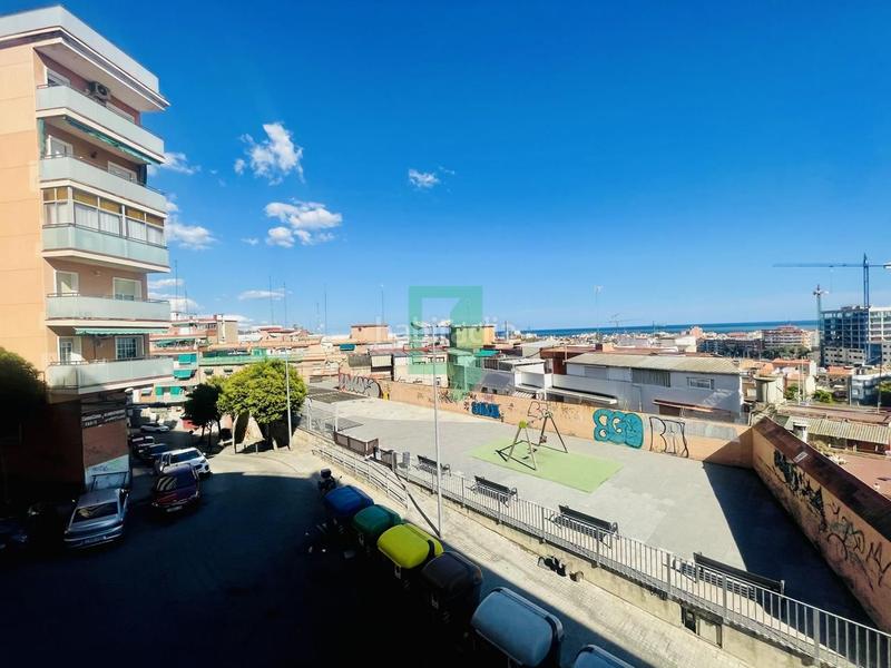 Foto f6ba7286-73db-42e3-847e-cd0c68e6690d. Pis a Sant Crist Badalona