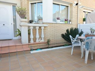 House  De l'ebre. Bonita casa con piscina comunitaria