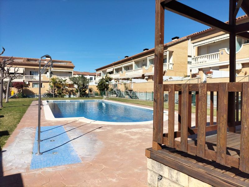 Foto 417441f6-cb92-42e1-b91e-942a0a9f3642. Casa amb calefacció piscina a Cunit residencial Cunit