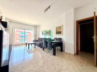 Pis  Antiga de valència. Piso alto de 3 habitaciones, balcón y ascensor en badalona