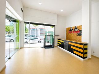 Lloguer Local Comercial  De la comunitat europea. Amplio local esquinero en alquiler. montigala
