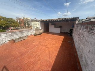 Casa  Pi i margall. Vivienda con amplia terraza y local en sant feliu