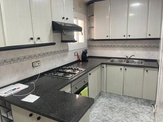 Pis  Calle abat marcet. Amplio piso de 4 habitaciones con terraza