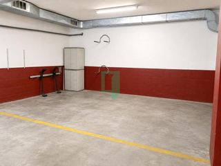 Parking voiture  De font i escolà. Plaza de parking grande cerca de pompeu fabra