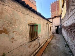 Terreny residencial  Calle de torí. Parcela urbana en la salut con edificación