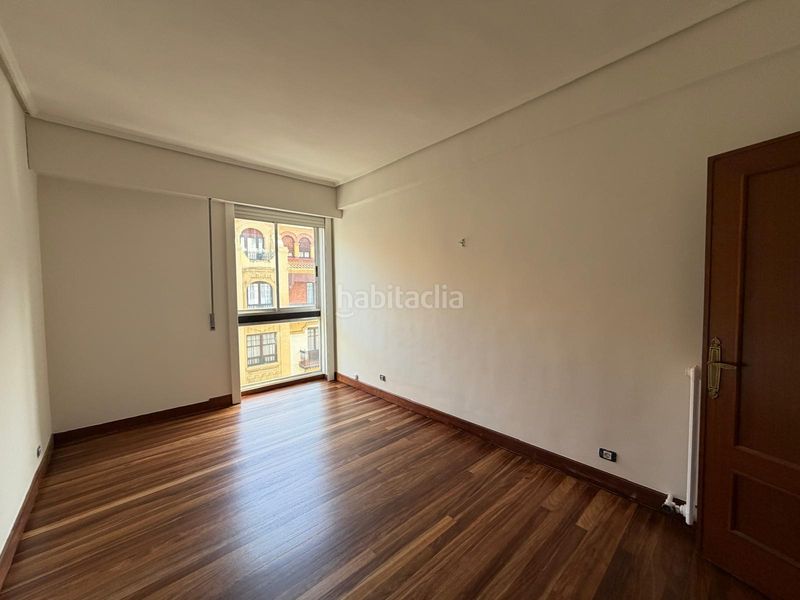 Foto 07b10483-7609-4bf4-965b-67bc1b572be7. Alquiler piso inmobiliaria campuzano alquila espectacular vivienda situada en la calle elcano, junto a la plaza euskadi. en Bilbao