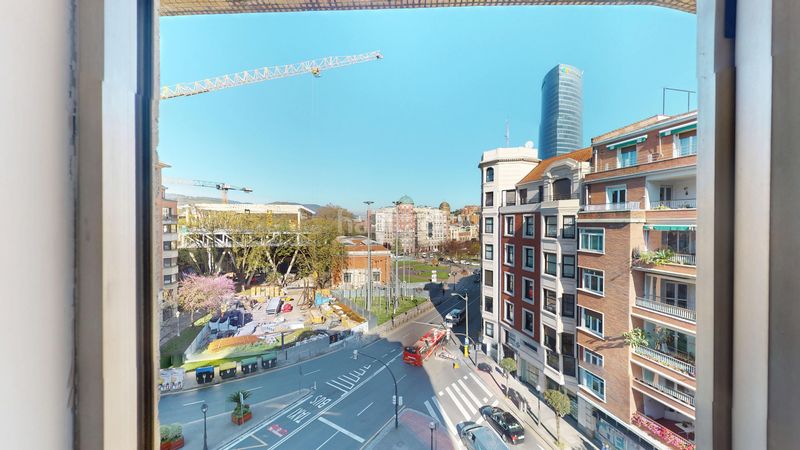 Foto f6e056fe-bab5-4e94-9e4a-cb26b1d4128e. Alquiler piso inmobiliaria campuzano alquila espectacular vivienda situada en la calle elcano, junto a la plaza euskadi. en Bilbao