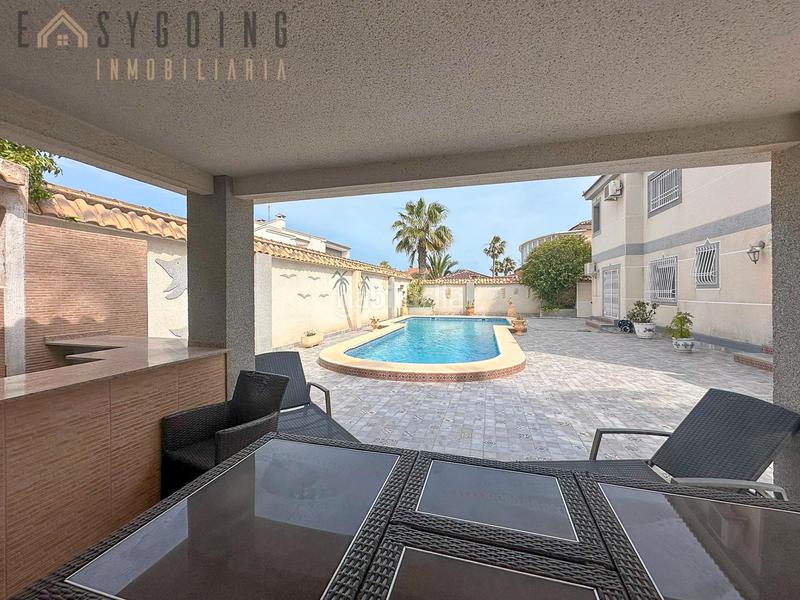 Foto 0ab3fa5e-5b79-4ad8-9fca-0b7b68690920. Chalet avec parking piscine dans La Zenia Orihuela