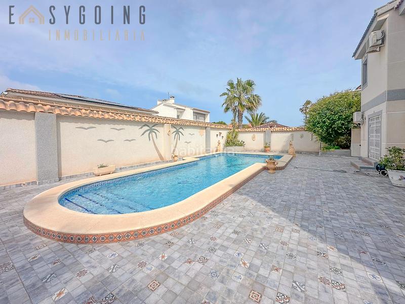 Foto b03f72d6-aef0-4c42-83b3-459e044e5b4e. Chalet avec parking piscine dans La Zenia Orihuela