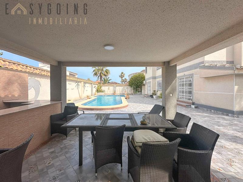 Foto b3fb09b8-bb35-4e8b-be86-1526f3e15781. Chalet avec parking piscine dans La Zenia Orihuela