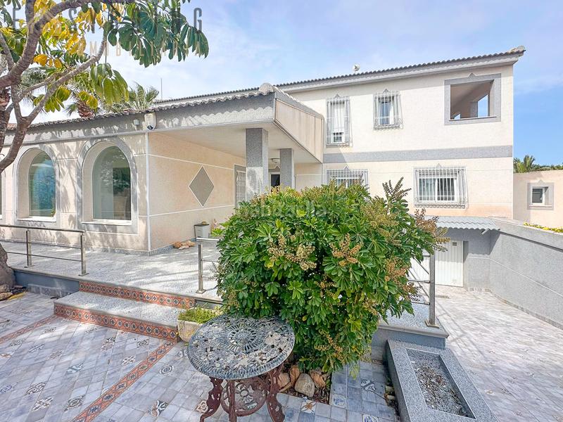 Foto b6a80c2e-bd5c-4022-a3cc-be0ed35b5174. Chalet avec parking piscine dans La Zenia Orihuela