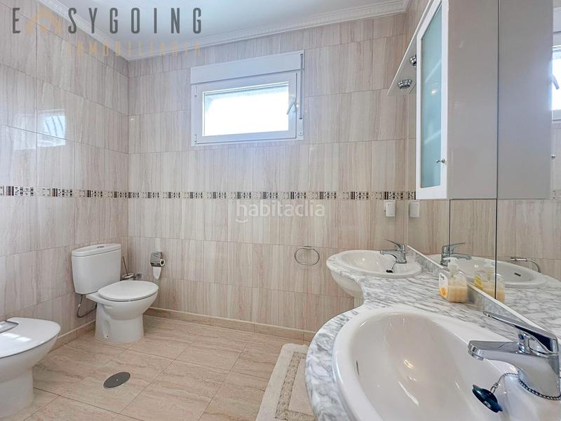 Foto c41c1cff-2b35-44db-b417-cca94fadd824. Chalet avec parking piscine dans La Zenia Orihuela