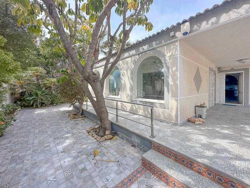 Foto f549edf3-c39c-4abf-9183-1bb3d210e129. Chalet avec parking piscine dans La Zenia Orihuela