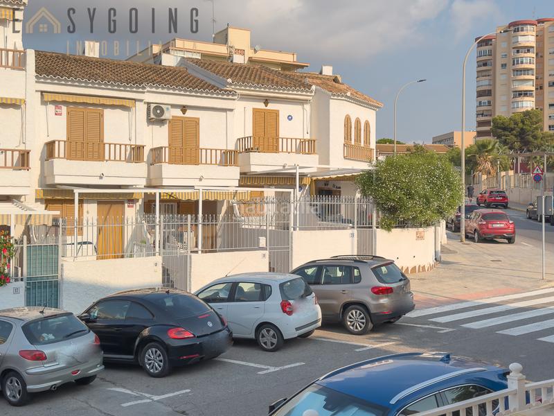 Foto 227ebe6e-742a-49fc-9def-0328e6052ae8. Casa adosada tu adosado con porche y terraza privada en santiago bernabéu, junto al mar en Santa Pola