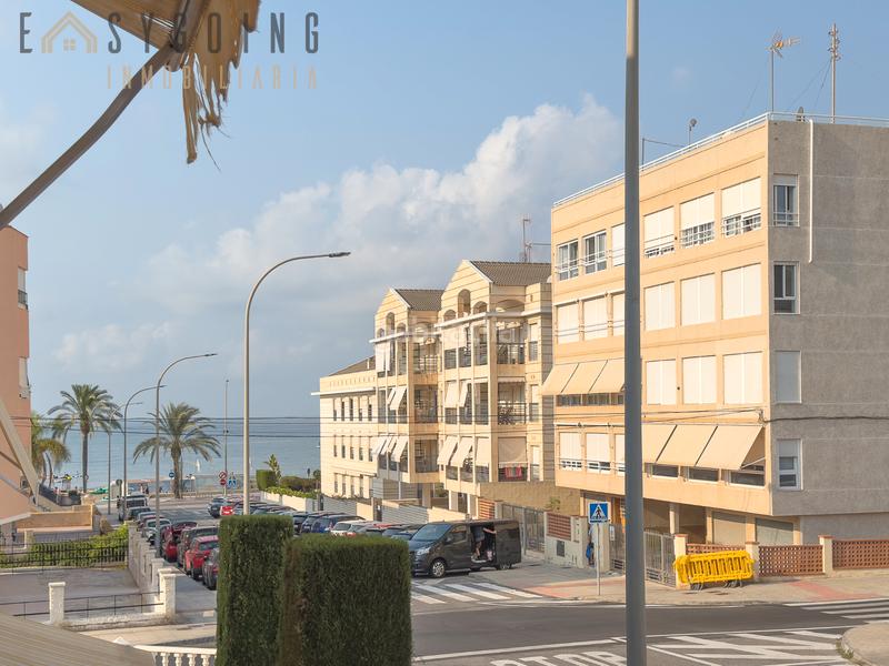 Foto c2873515-13d8-4466-9dd1-4c747803335f. Casa adosada tu adosado con porche y terraza privada en santiago bernabéu, junto al mar en Santa Pola