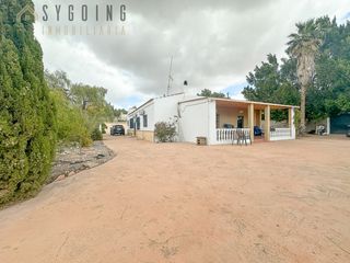 Chalet in Crevillente. Exclusividad, amplitud y sostenibilidad en una finca única en pl