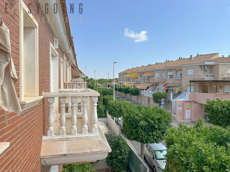 Foto 0b893fa4-4892-41c2-956a-ff0848125305. Casa adosada fantástico adosado familiar con piscina comunitaria y garaje privado en Santa Pola