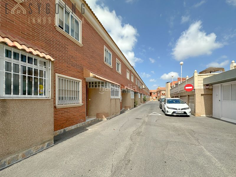 Foto c4b313a6-e684-4fbb-a8a5-ffde1fce366a. Casa adosada fantástico adosado familiar con piscina comunitaria y garaje privado en Santa Pola