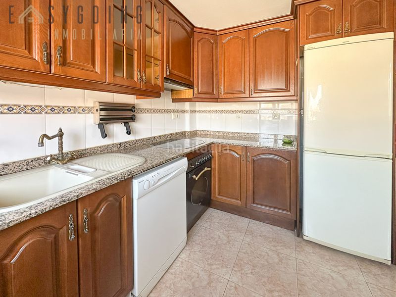 Foto fa9e3a9c-1f51-466f-95b8-e4bc46568130. Casa adosada fantástico adosado familiar con piscina comunitaria y garaje privado en Santa Pola