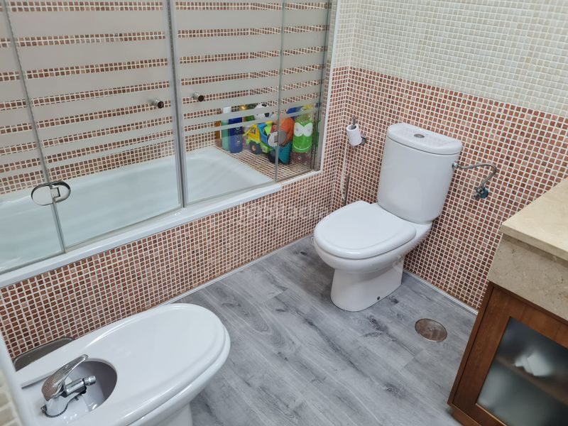 Foto a57d1948-803f-4f67-97f2-e3fd7dc79630. Casa adossada a calle tomillo 35 a Espartinas pueblo Espartinas