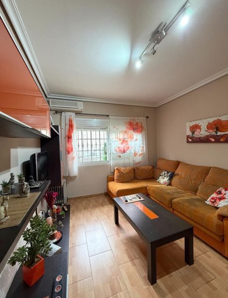 Foto f1db9879-64e2-48d3-8c54-0a0a30e7220a. Casa a calle soledad 46 a Palmete Sevilla
