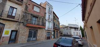 Casa adossada a Carrer del raval 27. Casa cerca de la estacion muy tranquila. gran terraza