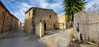 Masia a Carrer del puigtavell 31. Casa rustica en ruinas por reformar en zona tranquila.