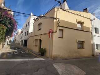 Casa adossada a Carrer port d'en perris 39. Casita en casco antiguo con patio.