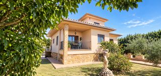 Chalet in Viladamat. Chalet grande con amplio jardin y piscina