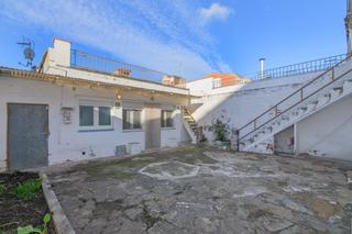 Casa adossada a Sant Vicenç de Castellet