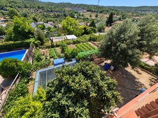 House  De salvador espriu. Casa unifamiliar con piscina, huerto y montserrat de fondo  urb.