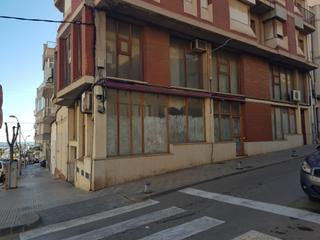 Lloguer Local Comercial a El Maset. Local esquinero, en dos de las mejores calles comerciales de la