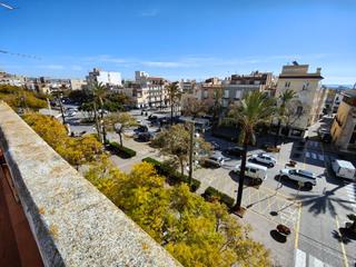 Maison à Carles iii 19. Venta de casa en la rapita con dos piso y un local comercial
