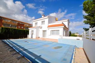 Xalet a Alcanar. Magnífica casa en parcela de 850 m, con piscina y situada en urb