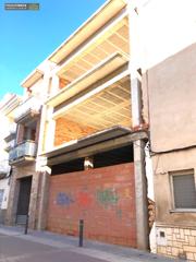 Casa adossada a Santa Bàrbara. Casa a reformar en el centro de santa bàrbara con 424m2