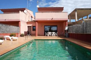 Xalet a Riomar iii-b. Chalet adosado con piscina y almacen en riumar, a pocos minutos