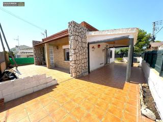 Chalet en Alcanar. Chalet independiente con piscina comunitaria, de 2 dormitorios,