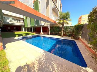 Flat  Calle l'arxiu de simancas. En zona caprabo, planta baja de 3 dormitorios, 2 baños, cocina i