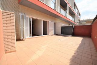 Pis  Calle l'arxiu de simancas 72. Planta baja de 3 habitaciones con terraza de 30m2 y pisicina