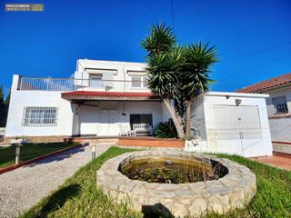 Chalet à Alcanar. Chalet mediterráneo con piscina y jardín a 800 m del mar en mont