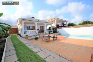 Chalet in Alcanar. Chalet de 4 habitaciones con piscina en urb serramar