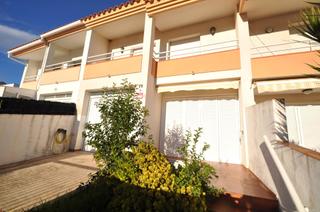 Chalet à Alcanar. Chalet adosado de 4 habitaciones con jardin