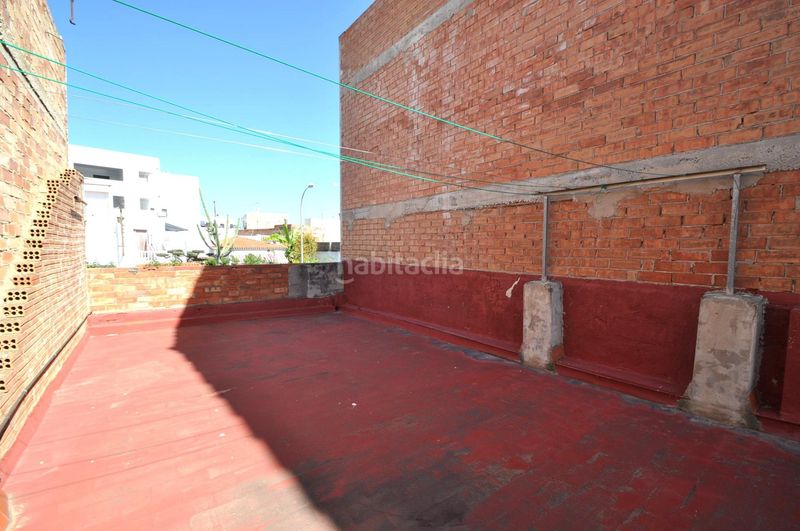 Foto f70f2cc4-f057-499c-a183-7dc7b5b3228d. Casa amb aparcament a Alcanar