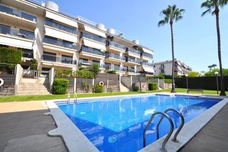 Apartament a Avinguda Catalunya. Apartamento con terraza, parking y piscina comunitaria a 250 met