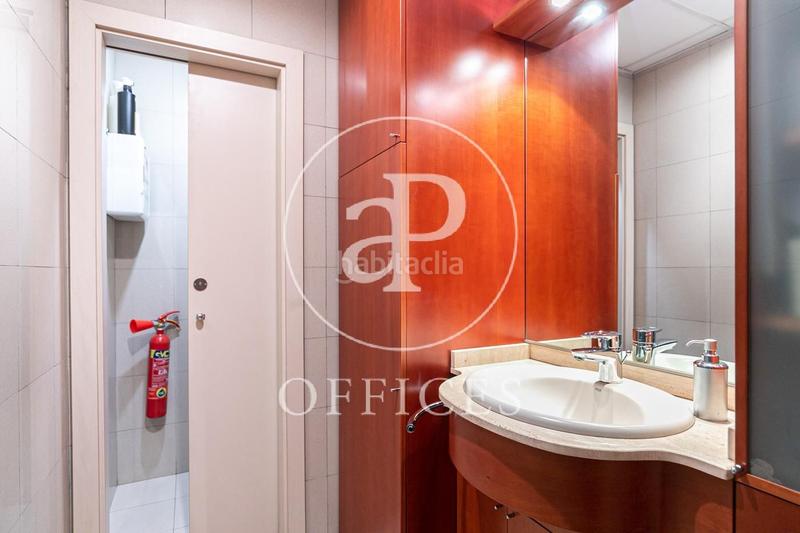 Foto 60e21dfc-43d1-496f-910f-f5e0ed80b339. Oficina amb calefacció a Barri de les Corts Barcelona