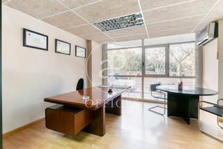 Location Bureau  C/ de la selva de mar. Oficina implantada en alquiler en 22