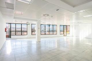 Rent Office space  C/ de sancho de ávila. Oficina en ático en alquiler en poblenou