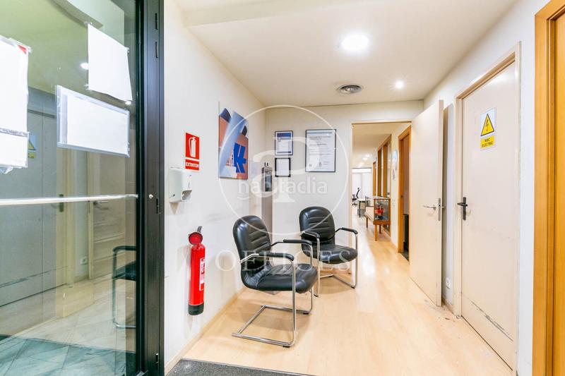 Foto a6469323-79ef-4971-bb88-f9d9767266c0. Alquiler oficina  en alquiler en calle comtal en Barcelona